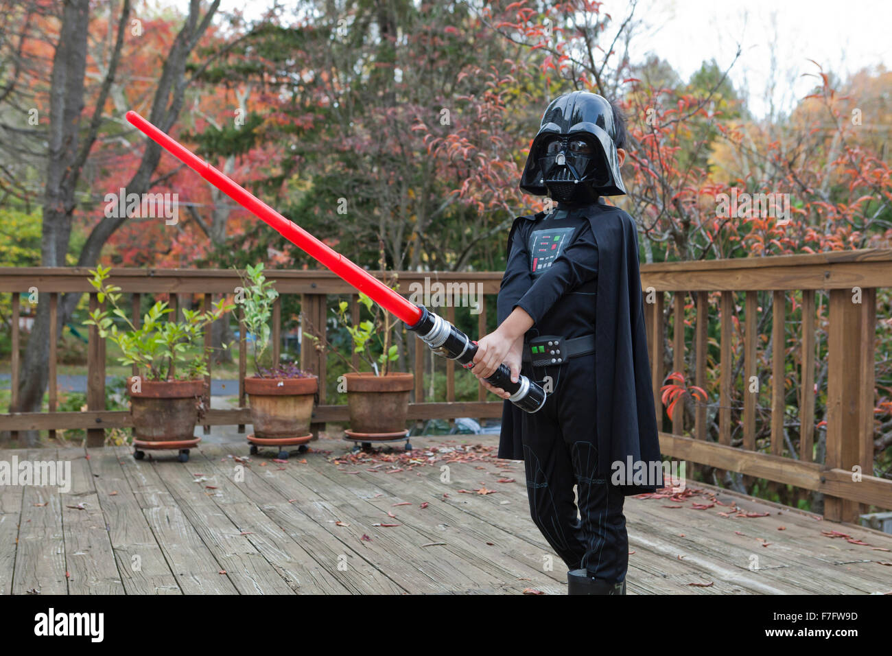 Bambino in Darth Vader costume azienda light saber - USA Foto stock - Alamy
