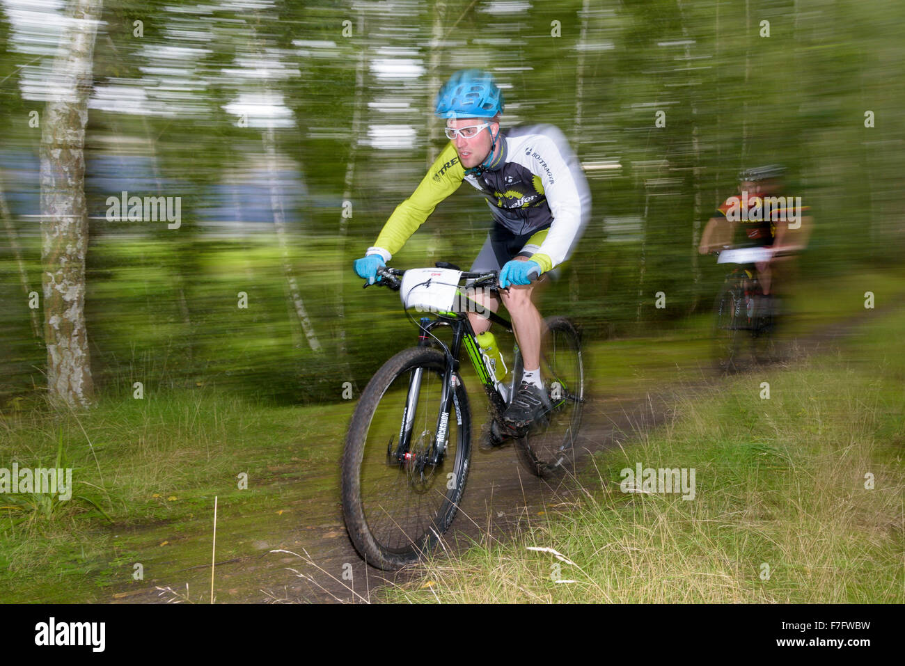 Due mountain bike corsa attraverso una foresta a una mountain bike la concorrenza Foto Stock