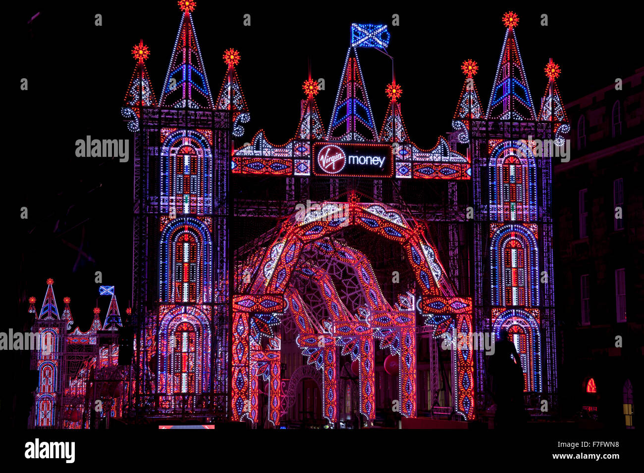 Edimburgo, Scozia, Regno Unito. 30 Novembre, 2015. Regno Unito biglietti gratuiti sono ora disponibili per l'incredibile vergine denaro Street di luce sul Royal Mile! Dal 30 Nov - 24 Dic, Royal Mile sarà illuminato da uno splendido baldacchino di oltre 60.000 sincronizzato delle luci per le registrazioni su misura da cori provenienti da tutta Edimburgo. La Vergine denaro Street di luce si estenderà dal City Chambers per il Tron Kirk. Da non perdere spettacolare installazione architettonica impostato per accendersi Cittã Vecchia di Edimburgo, questo Natale! Foto Stock