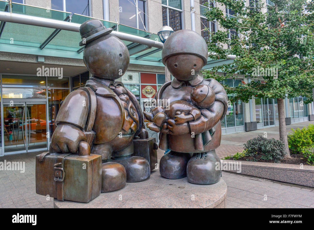 TORONTO, Canada-agosto 15,2015: Il bronzo "famiglia immigrata' scultura da Tom Otterness su Yonge Street. Foto Stock