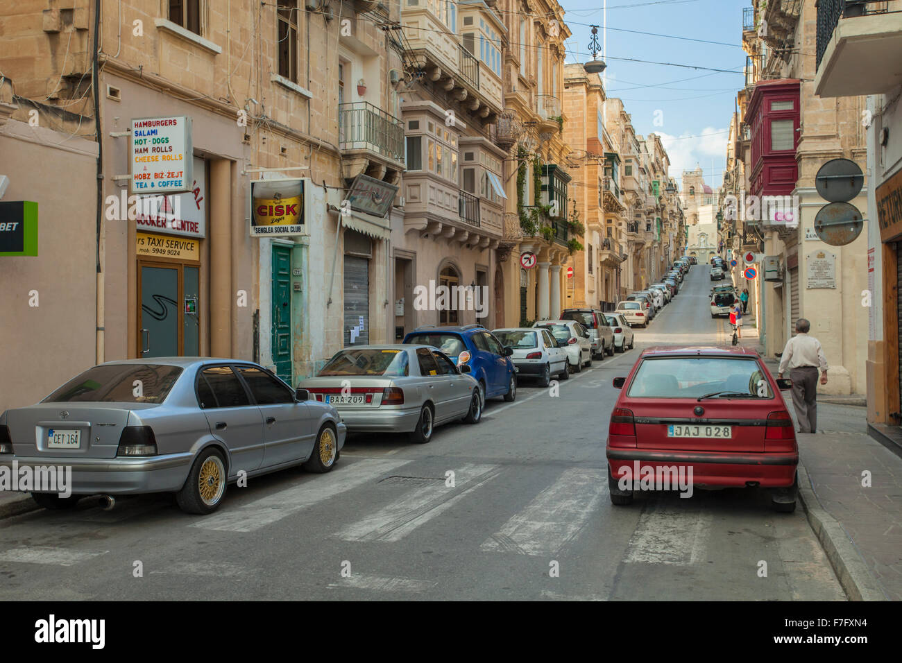 Pomeriggio su una strada di Senglea, Malta. Foto Stock