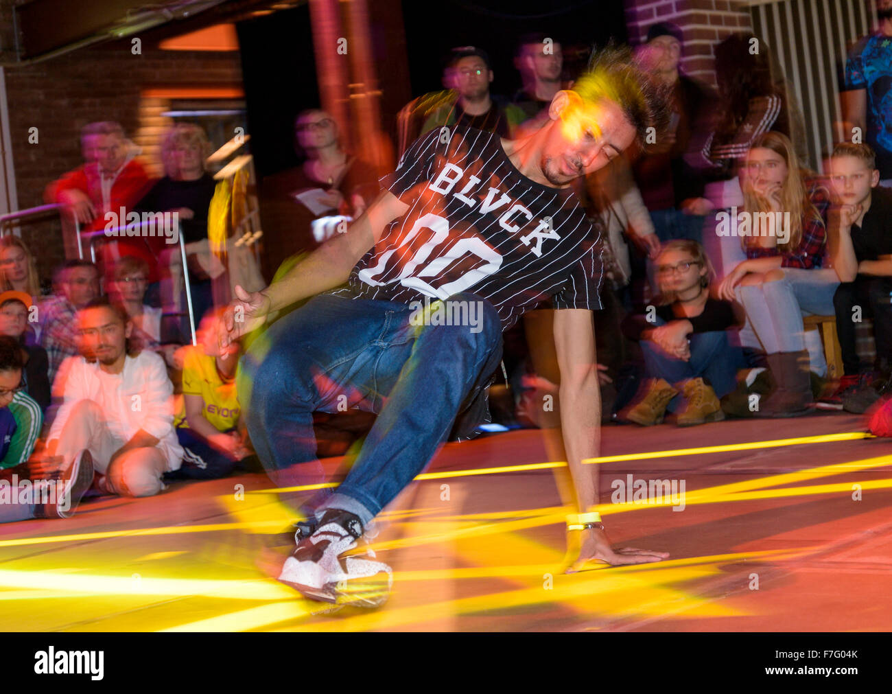 Un giovane ballerino break esegue su un palcoscenico a break dance la concorrenza. Foto Stock