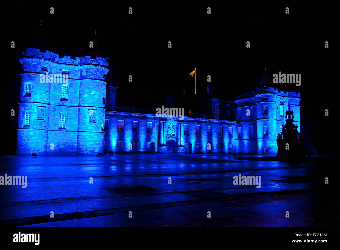 Edimburgo, Scozia, Regno Unito. 30 Nov, 2015. Per celebrare il St Andrews notte molti della capitale scozzese di edifici tra cui il Palazzo di Holyrood erano illuminate con faretti blu Foto Stock