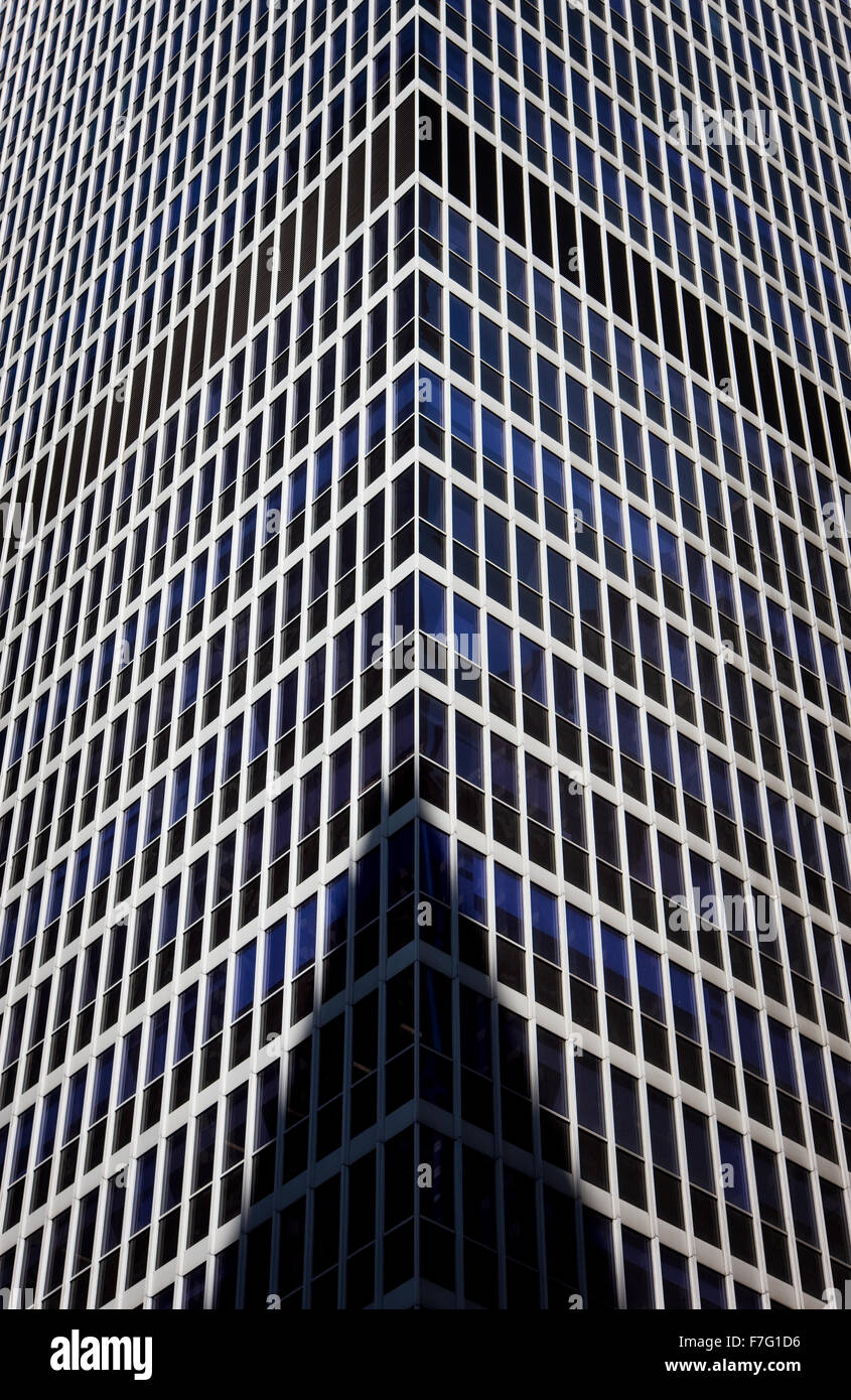 Descrizione dettagliata e vista astratta di un edificio moderno nel centro di Manhattan, New York City. Edificio ombra in alto edificio con facciata in vetro. Foto Stock
