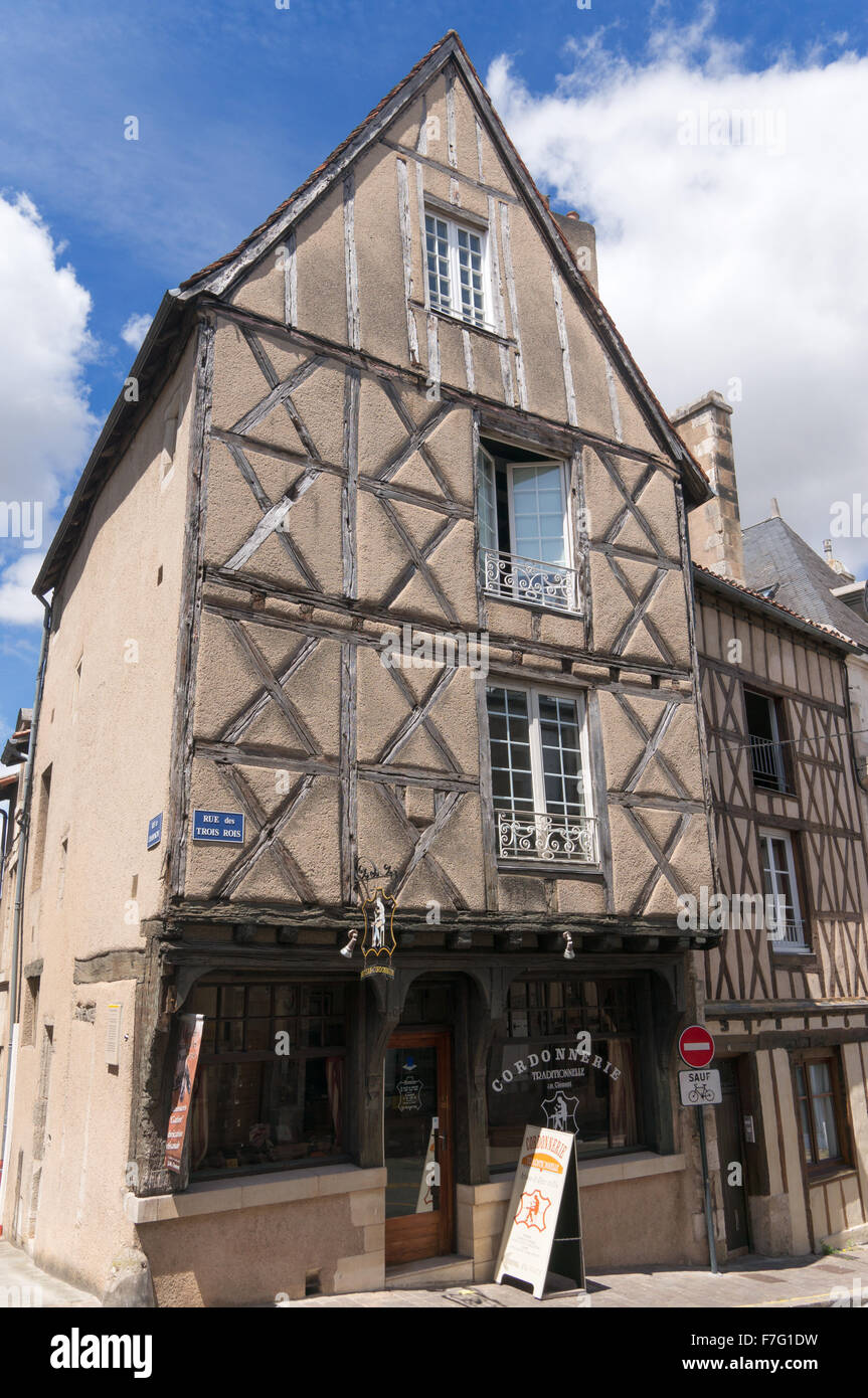 Tradizionale bottega del calzolaio, a graticcio casa all'interno di Poitiers, Vienne, in Francia, in Europa Foto Stock