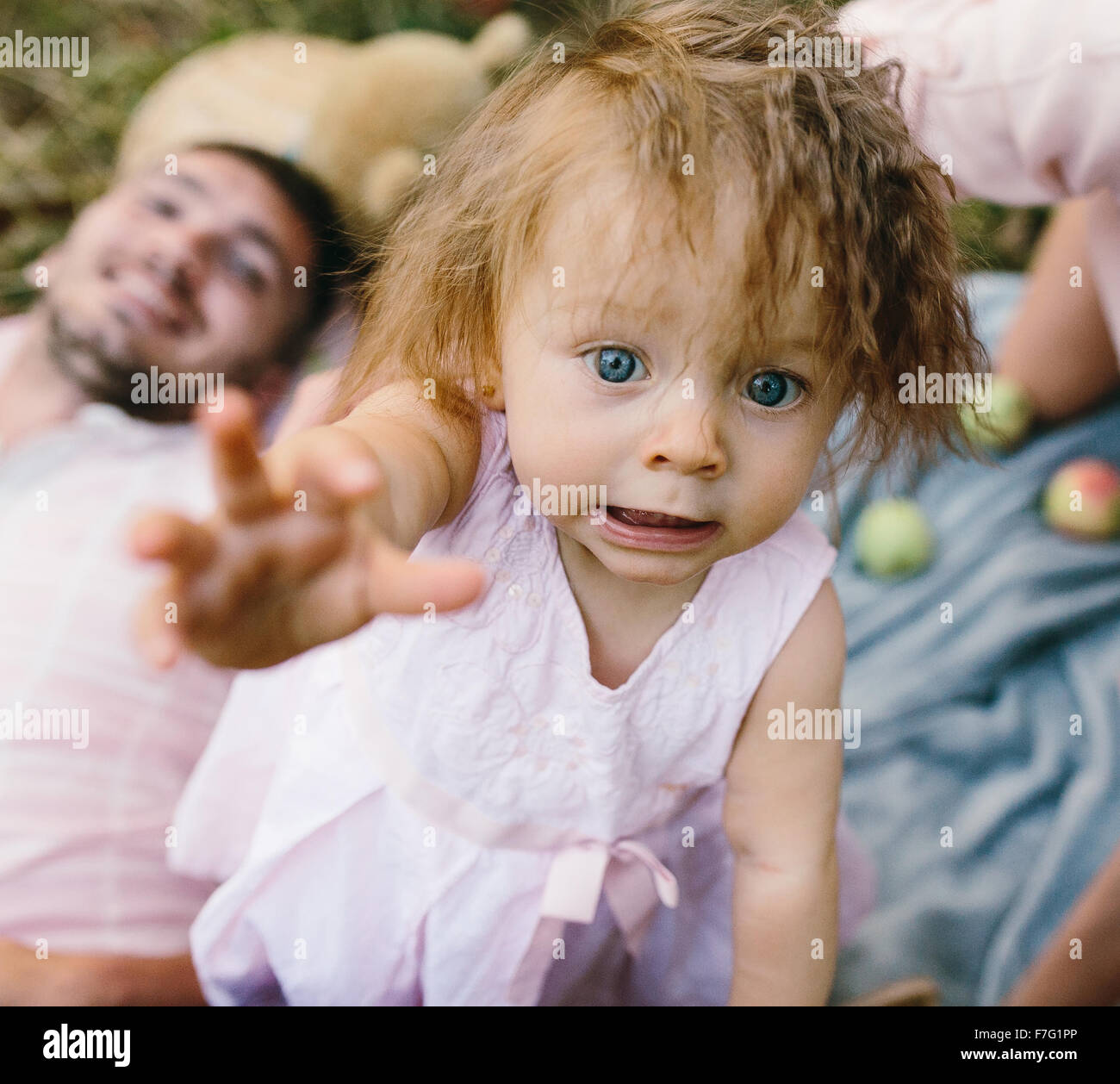 Padre, madre e figlia nel parco Foto Stock