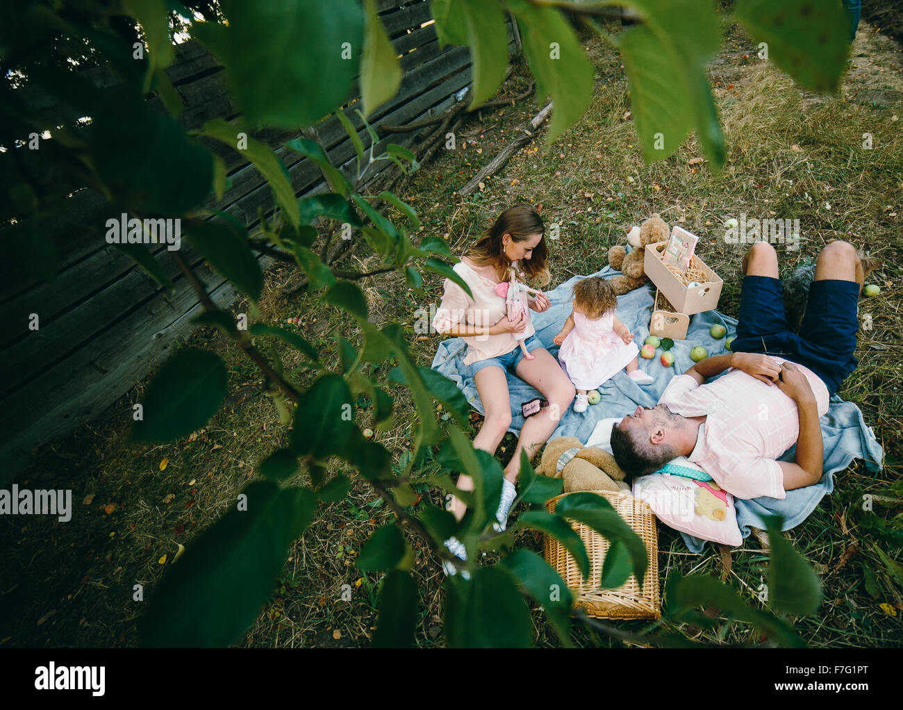 La famiglia felice sul prato nel parco Foto Stock