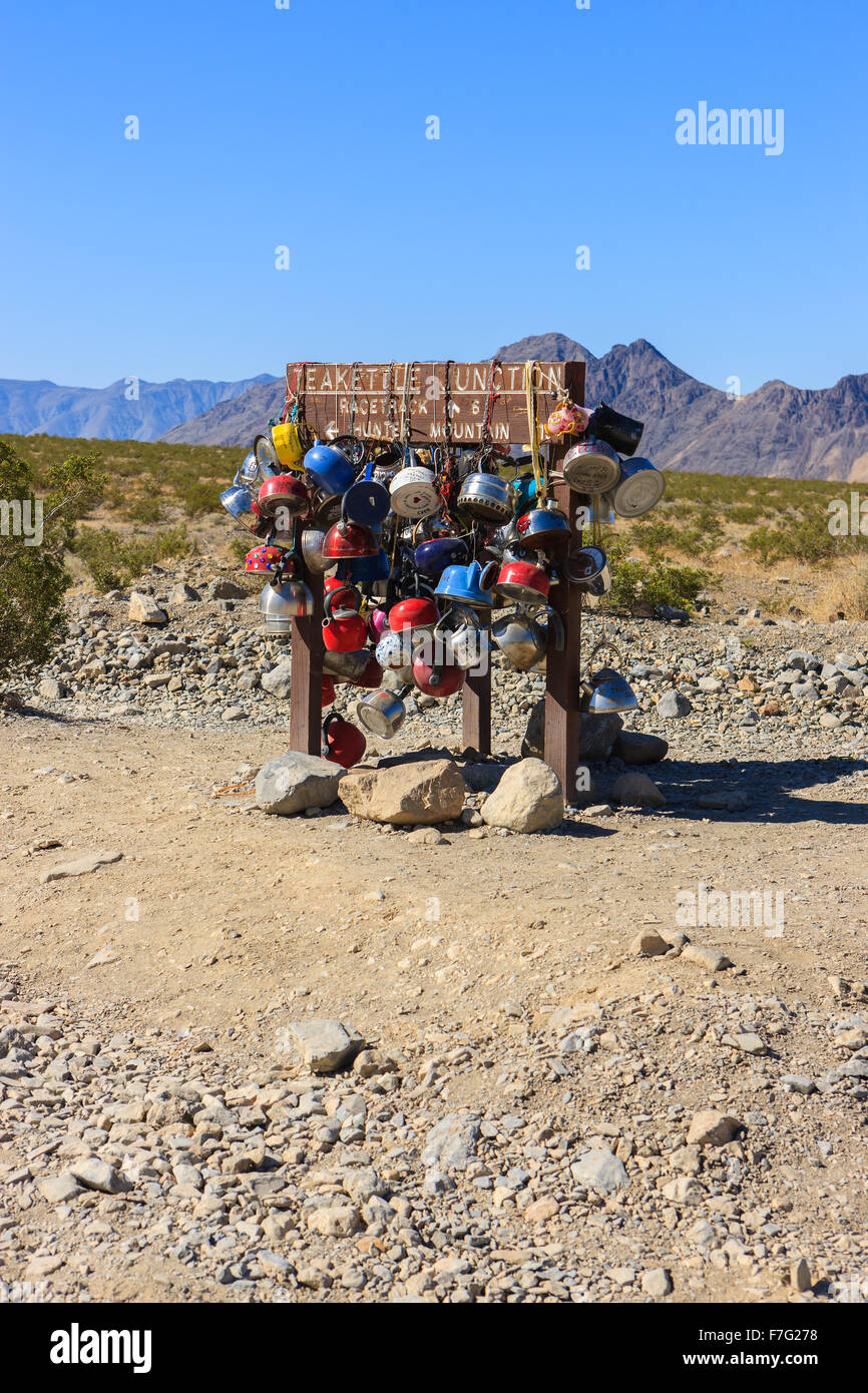 Bollitore per il tè junction road sign in Death Valley N.P, CALIFORNIA, STATI UNITI D'AMERICA Foto Stock