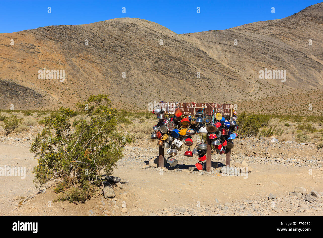 Tè bollitore Junction Road segno in Death Valley N.P, California, Stati Uniti Foto Stock