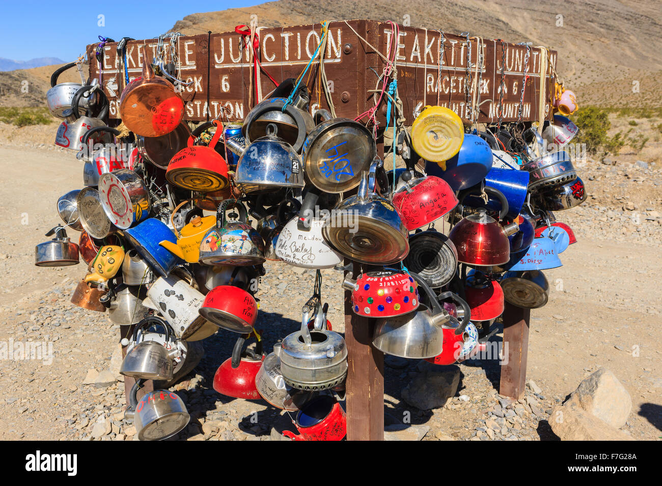 Bollitore per il tè junction road sign in Death Valley N.P, CALIFORNIA, STATI UNITI D'AMERICA Foto Stock