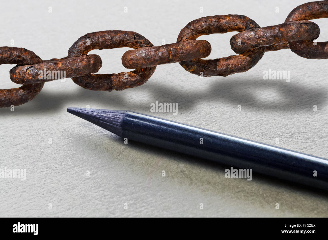Matite di grafite e di enorme vecchio catena con la ruggine e la corrosione Foto Stock