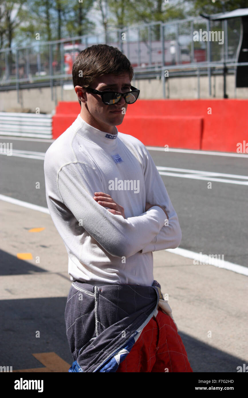 Racing driver cercando raffreddare in box a Brands Hatch Foto Stock