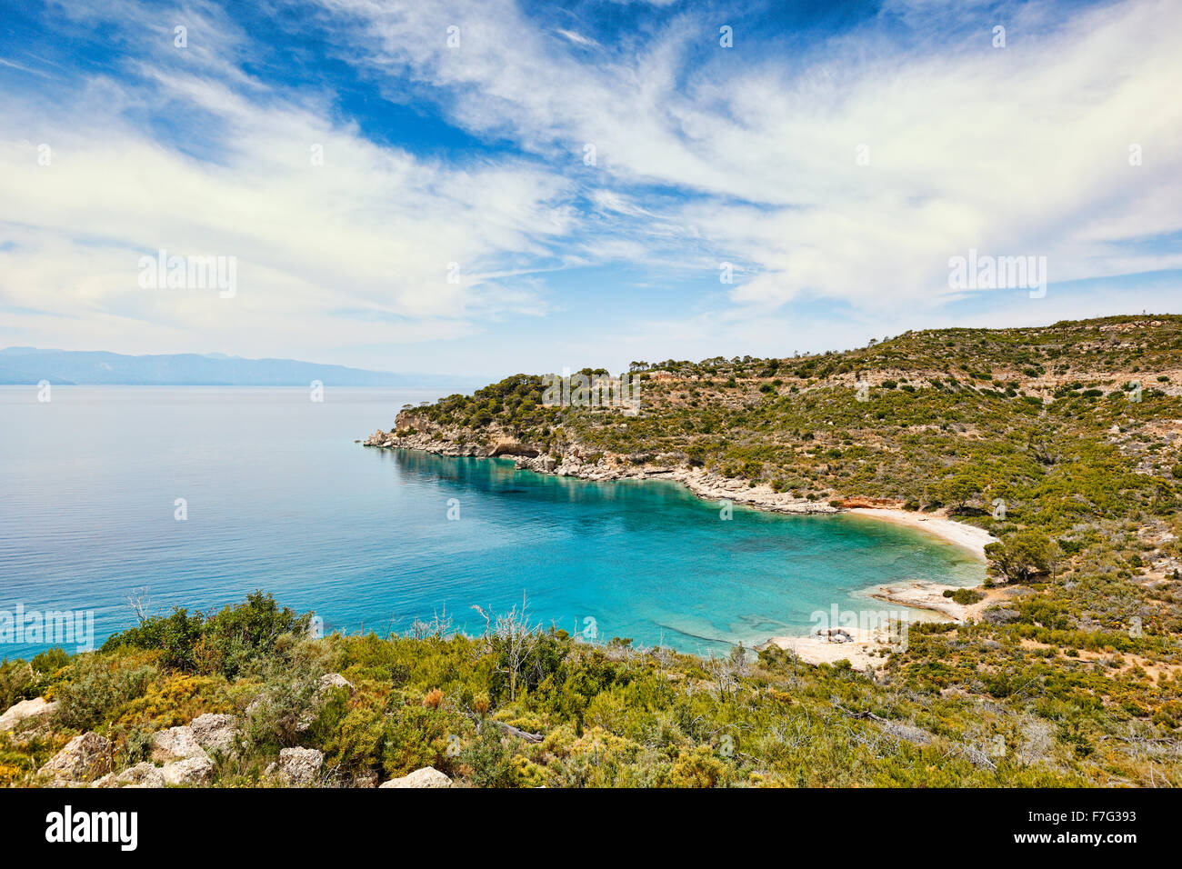 Una piccola spiaggia sul lato ovest di Spetses Island, Grecia Foto Stock