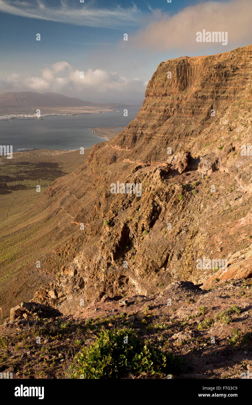 Le alte scogliere vulcaniche di El Risco, con Isla Graciosa offshore, northenmost; Lanzarote isole Canarie. Foto Stock