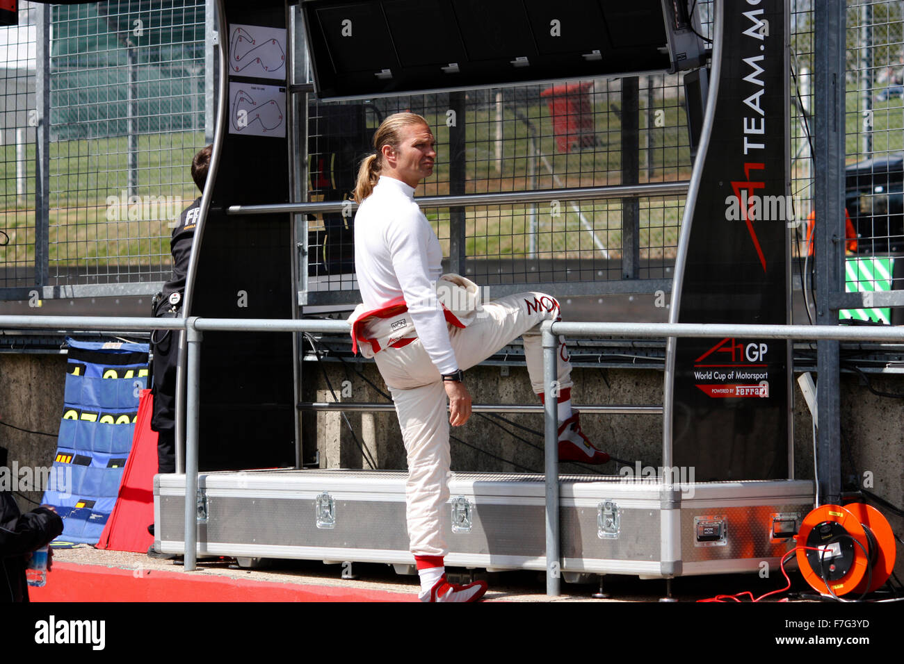 Racing driver appendere fuori e guardare l'azione a Brands Hatch Foto Stock