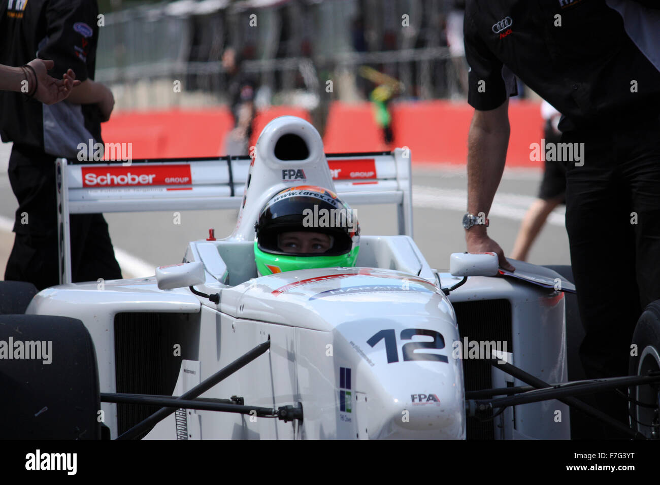 Racing driver in bianco auto Foto Stock