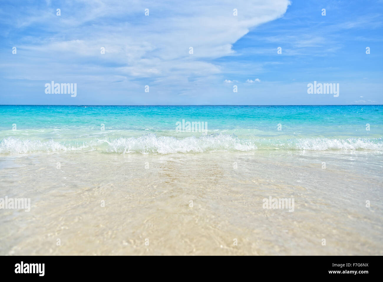 Splendidi paesaggi di mare, acqua cristallina presso la spiaggia di Koh Miang isola sotto il cielo blu durante il periodo estivo per lo sfondo in Foto Stock