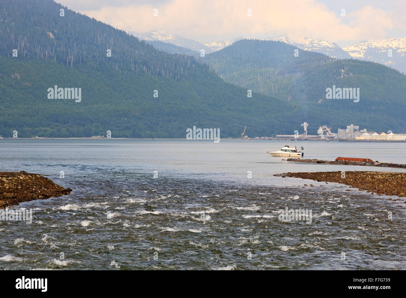 Barca di pesca del salmone nel canale di Douglas da Kitimaat Village, Kitimat, British Columbia Foto Stock