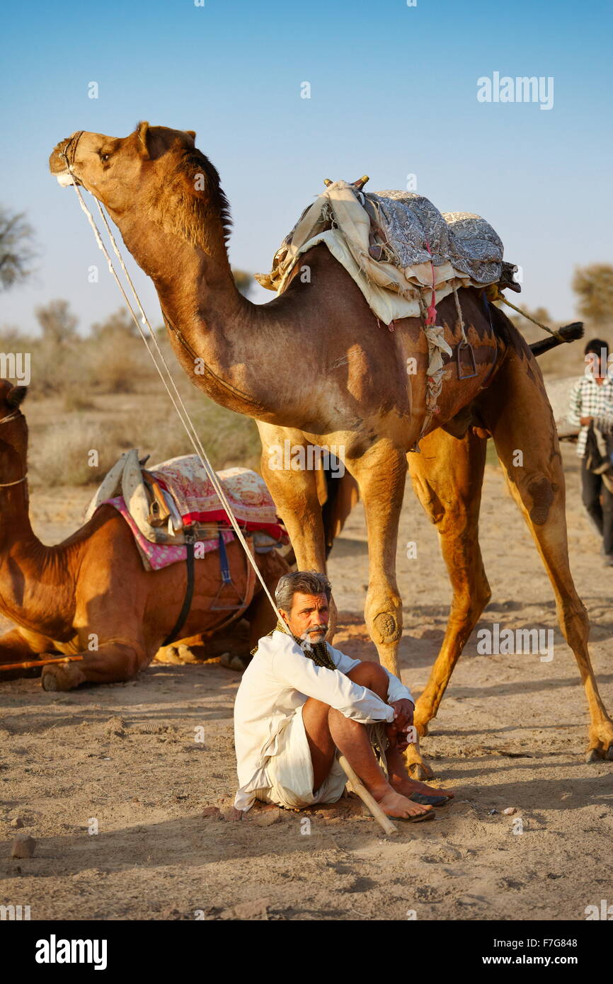 Ritratto di india l uomo e il suo cammello nel deserto del Thar vicino a Jaisalmer, Rajasthan, India Foto Stock