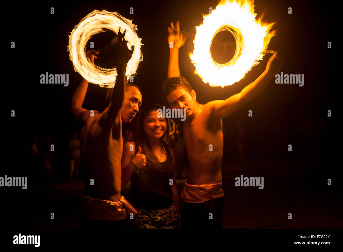Incendio filippino ballerini intrattenere uno spettatore a Puerto Galera, Mindoro Island, Filippine. Foto Stock