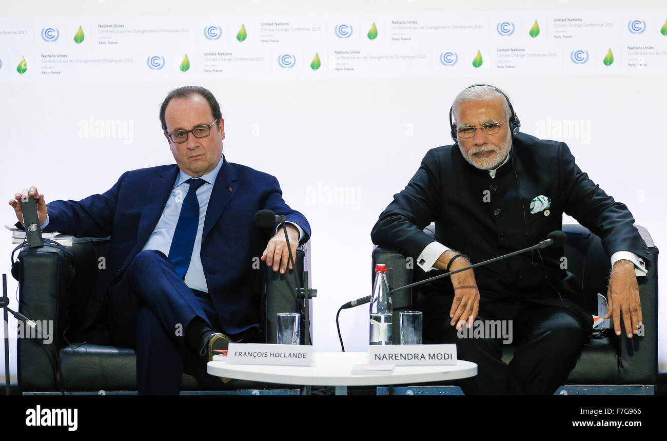 Parigi, Francia. 30 Novembre, 2015. Il Presidente francese Francois Hollande (L) e il Primo Ministro indiano Narendra modi partecipare alla cerimonia di lancio dell'International Solar Alliance durante il 2015 Conferenza delle Nazioni Unite sui cambiamenti climatici (COP 21) a Le Bourget sulla periferia nord di Parigi, Francia, nov. 30, 2015. La International Solar Alliance, lanciata congiuntamente da India e Francia il lunedì a margine del 2015 Conferenza delle Nazioni Unite sui cambiamenti climatici (COP 21), è previsto per la creazione di una piattaforma per la cooperazione tra risorse solari i paesi ricchi. Credito: Xinhua/Alamy Live News Foto Stock