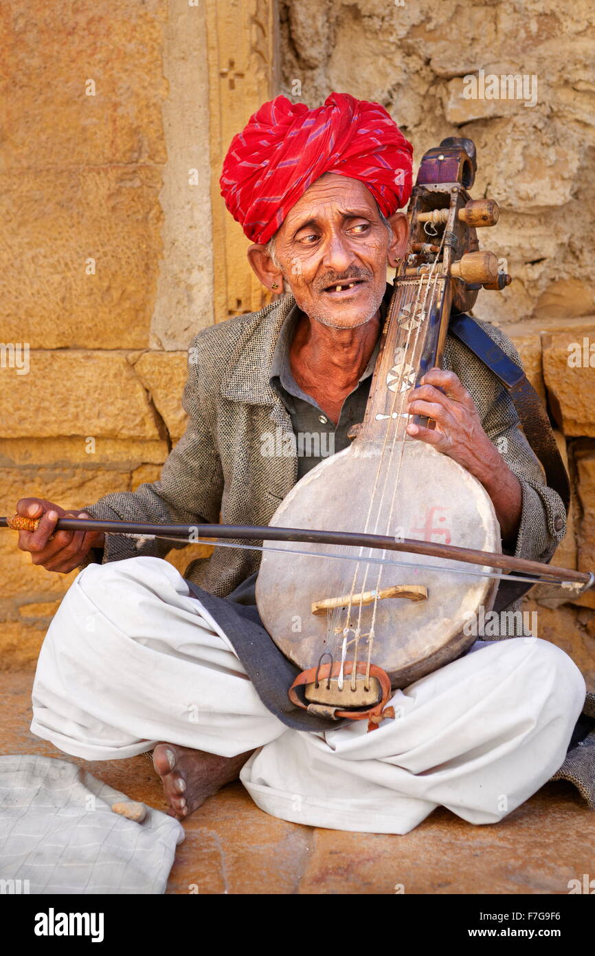 Ritratto di una strada india musicista uomo che indossa un turbante rosso, Jaisalmer, Rajasthan, India Foto Stock