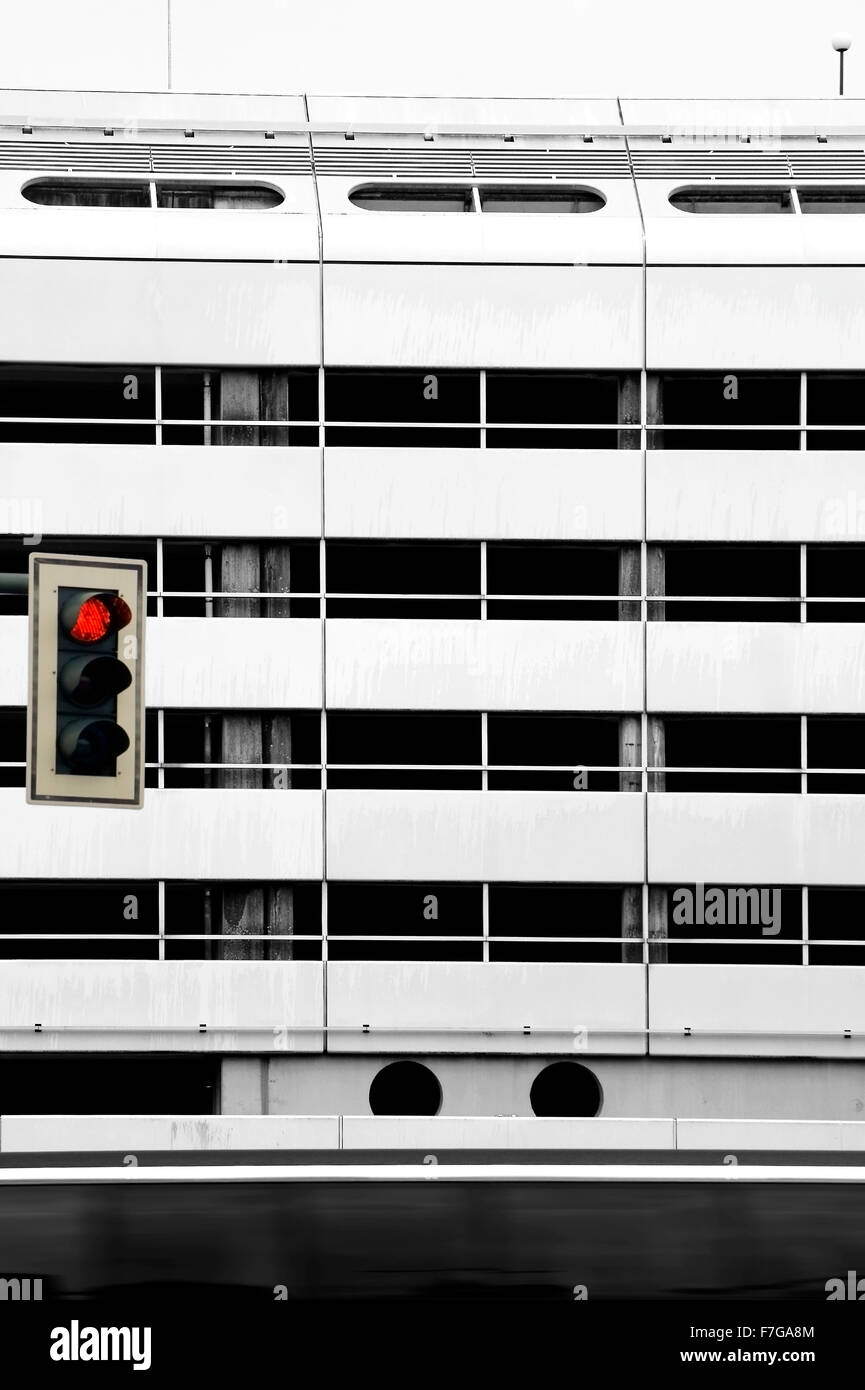 Il semaforo e il bus di fronte facciata in metallo Foto Stock