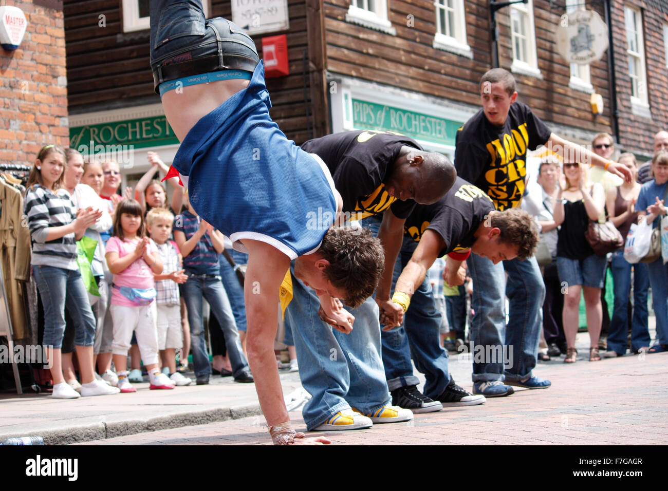 Ballerini di strada di eseguire in Rochester High Street, Kent Foto Stock