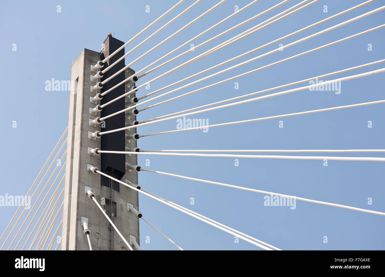 Ponte strallato pilone dettaglio punta, calcestruzzo alta costruzione in giornata soleggiata in Polonia, Europa, orientamento orizzontale, nessuno Foto Stock