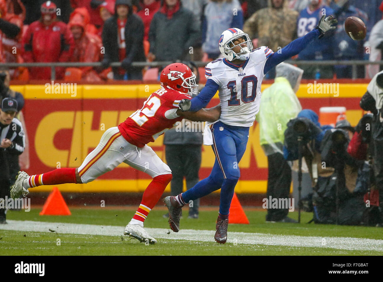 Novembre 29, 2015: Kansas City Chiefs cornerback Marcus Peters (22) rompe un pass destinati a Buffalo Bills wide receiver Robert Woods (10) durante il gioco di NFL tra le fatture della Buffalo e il Kansas City Chiefs Ad Arrowhead Stadium di Kansas City, MO Tim Warner/CSM. Foto Stock