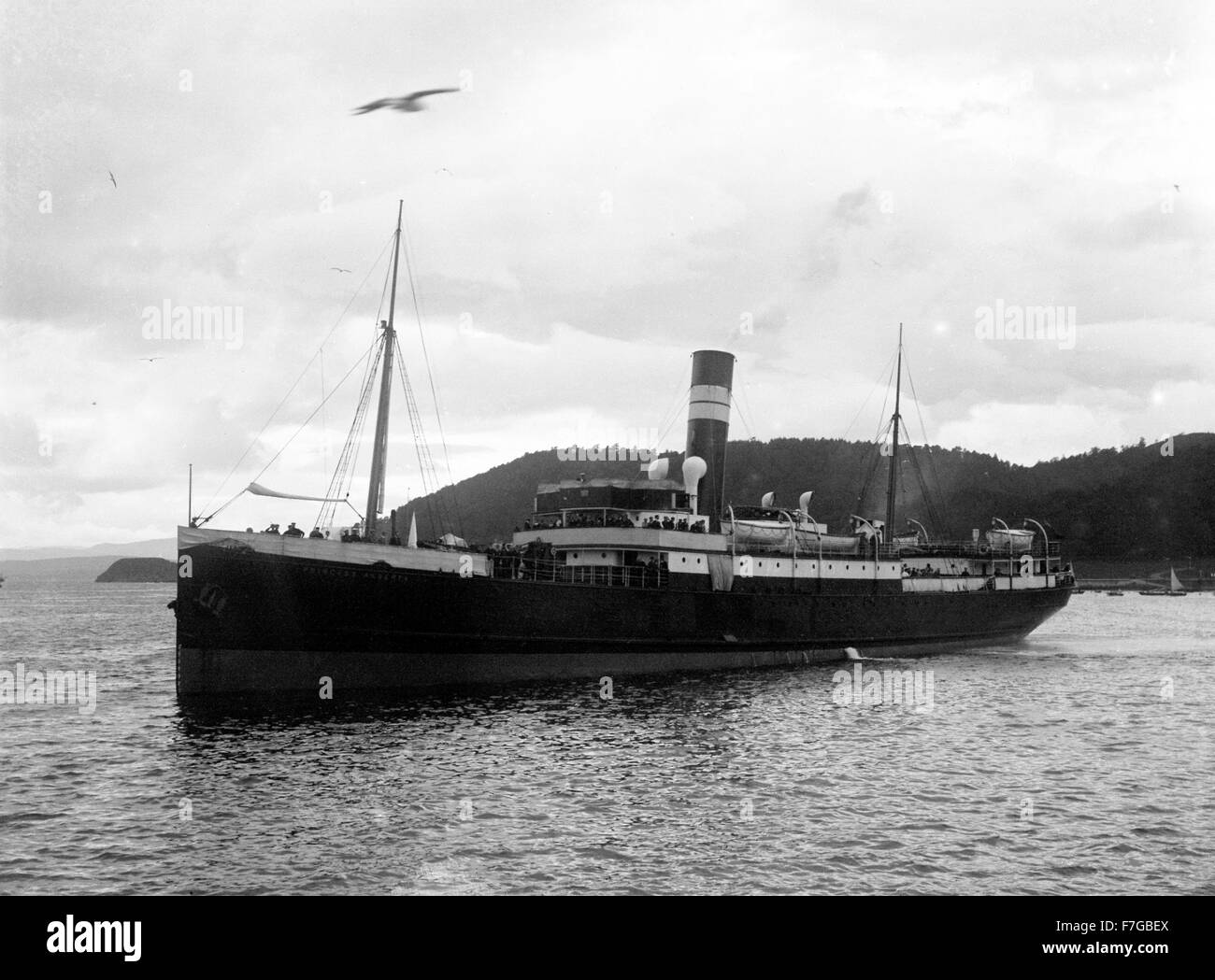 AJAXNETPHOTO. - CIRCA 1911-12 OBAN, SCOZIA. - PIROSCAFO EDOARDIANO - PRINCIPESSA ALBERTA NELLA BAIA DI OBAN, FORSE MANOUEVERING PER VENIRE ACCANTO AL MOLO. FOTO:AJAX VINTAGE PICTUE LIBRARY REF:()SHI PRINCESS ALB 80201 23 Foto Stock