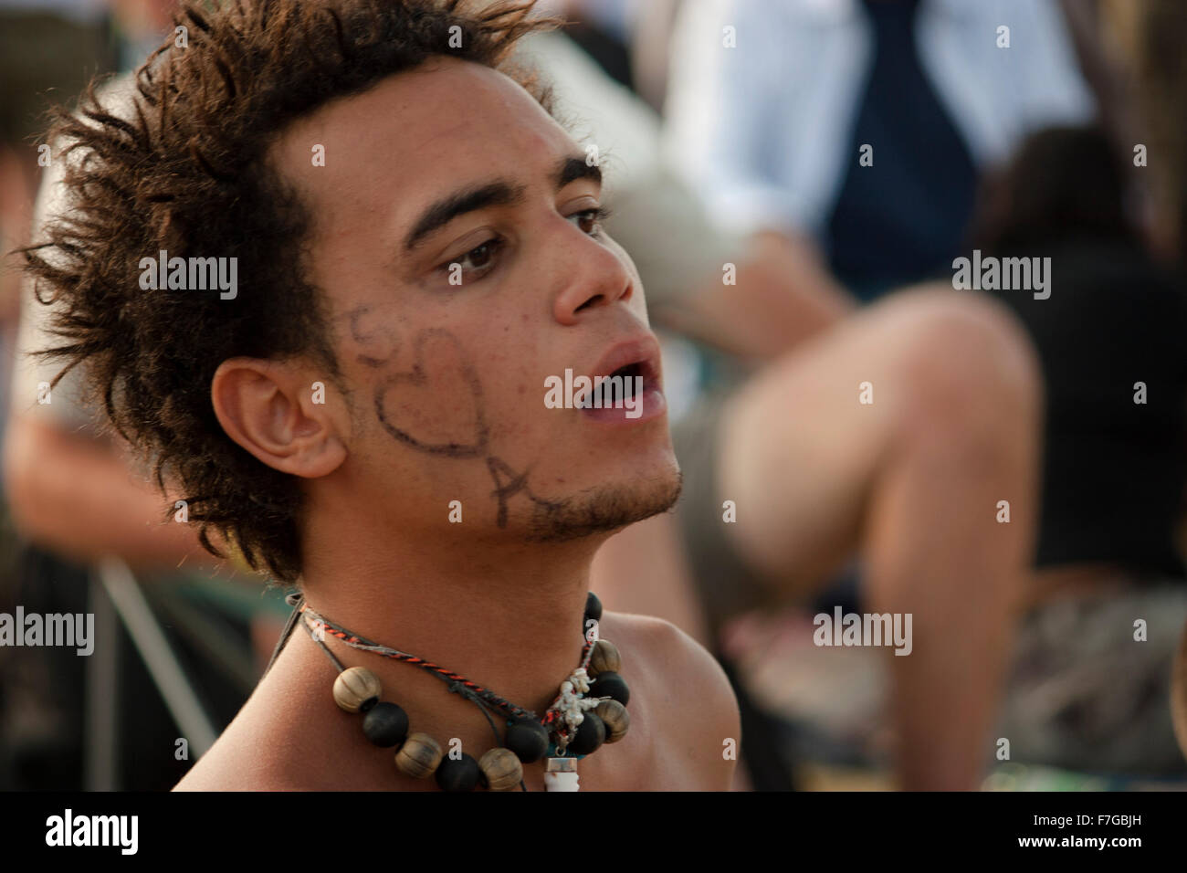 Un giovane uomo a Hop Farm festival con amore il cuore sulla sua guancia Foto Stock