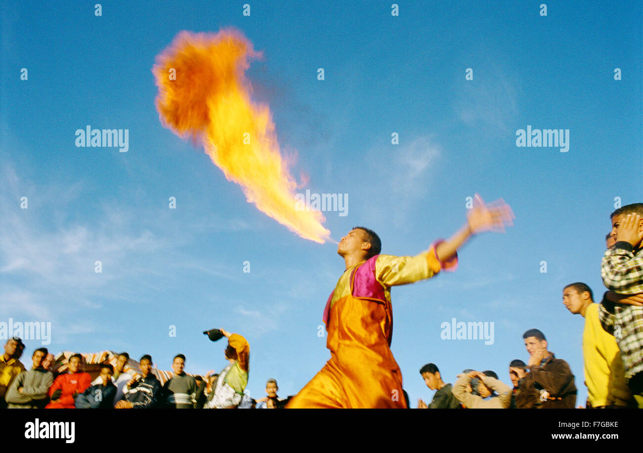 Un incendio lo sfiatatoio sputa fuoco a piazza Jema al-Fna come una folla guarda a. Marrakech, Marocco, Africa del Nord Foto Stock