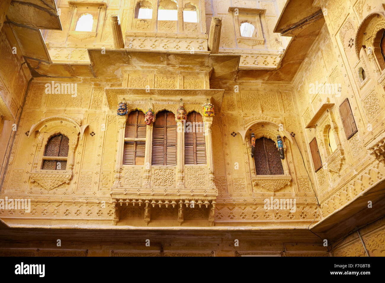 Le sculture in legno decorato in vecchio haveli (mansion) in Jaisalmer, Rajasthan, India Foto Stock
