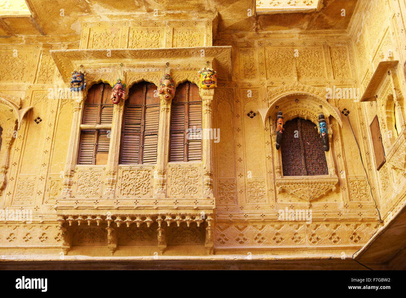Tradizionale in pietra arenaria scolpita interno del vecchio Jaislamer haveli (mansion) in Jaisalmer, Rajasthan, India Foto Stock