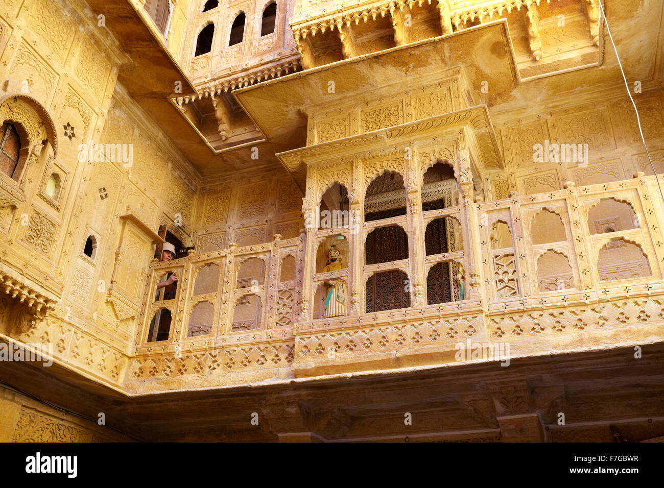 Jaisalmer - Tradizionale di pietra arenaria scolpita interno del vecchio indiano haveli (palazzo), Jaisalmer, Rajasthan, India Foto Stock