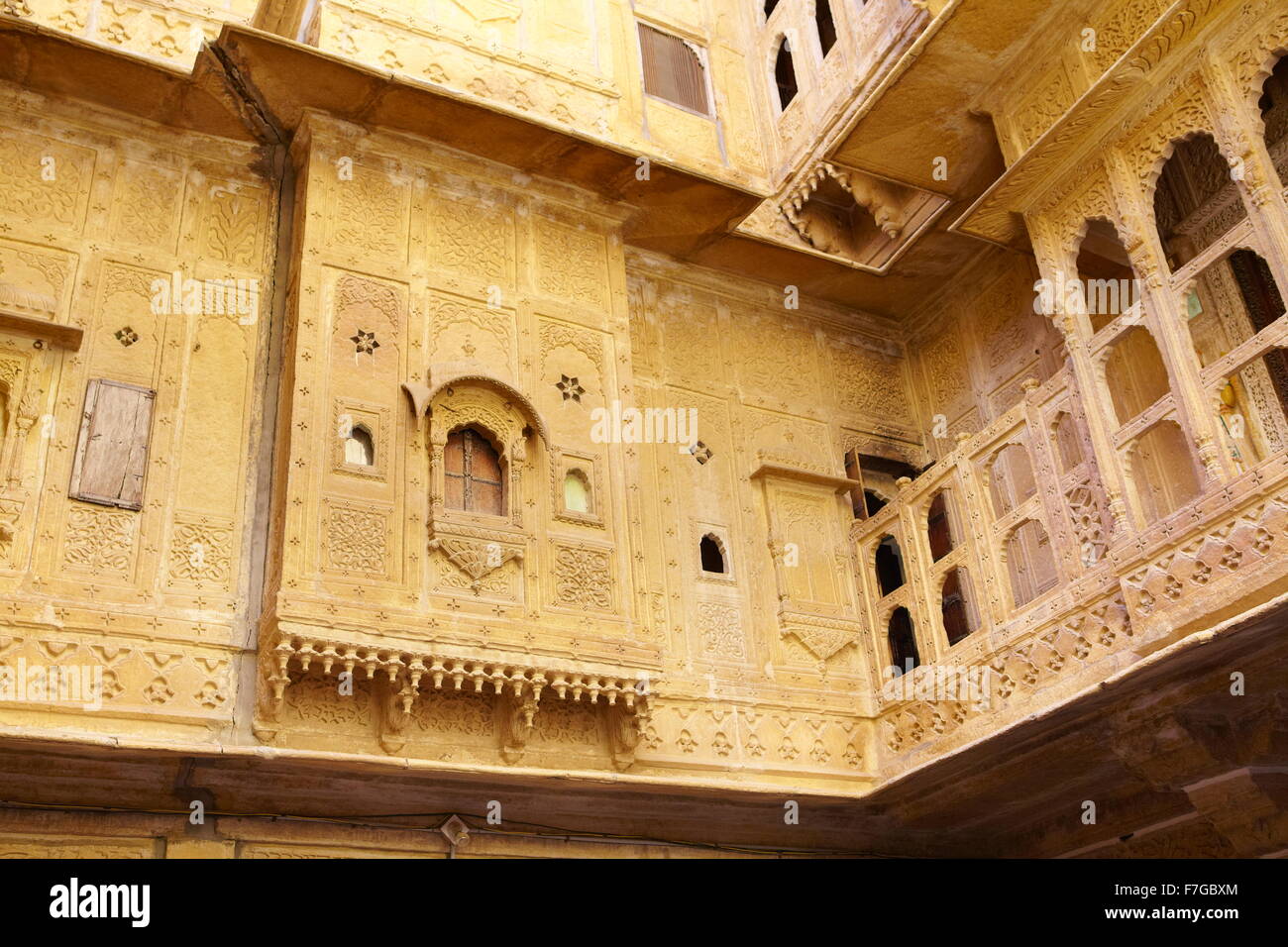 Tradizionale in pietra arenaria scolpita interno del vecchio indiano haveli (mansion) in Jaisalmer, Rajasthan, India Foto Stock