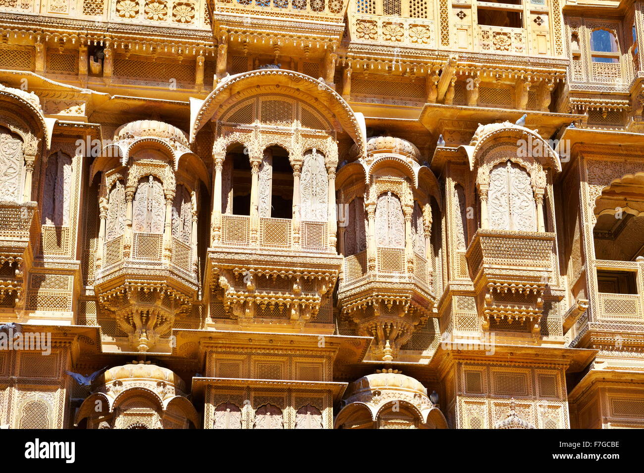 Decorate le sculture della facciata nel vecchio haveli (mansion) in Jaisalmer, Rajasthan, India Foto Stock