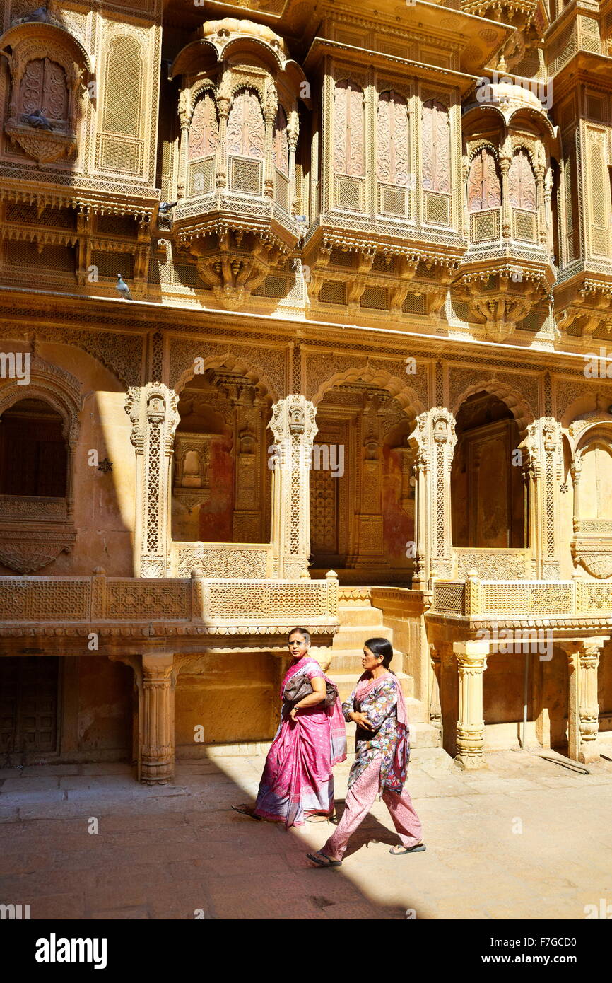 Decorate le sculture della facciata nel vecchio haveli (mansion) in Jaisalmer, Rajasthan, India Foto Stock