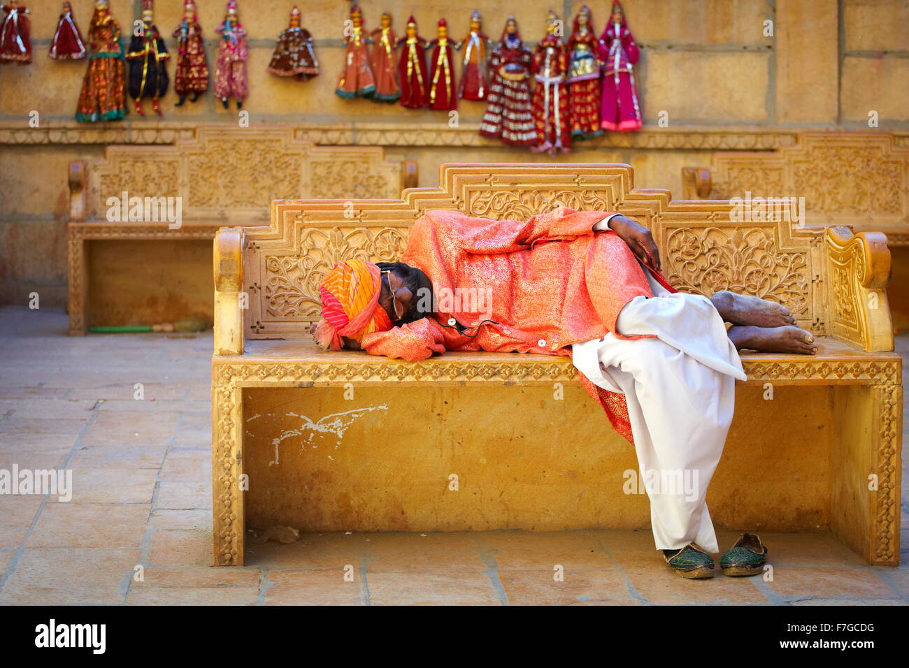 Scena di strada con uomo indù che dorme sul sedile, Jaisalmer, stato del Rajasthan, India Foto Stock