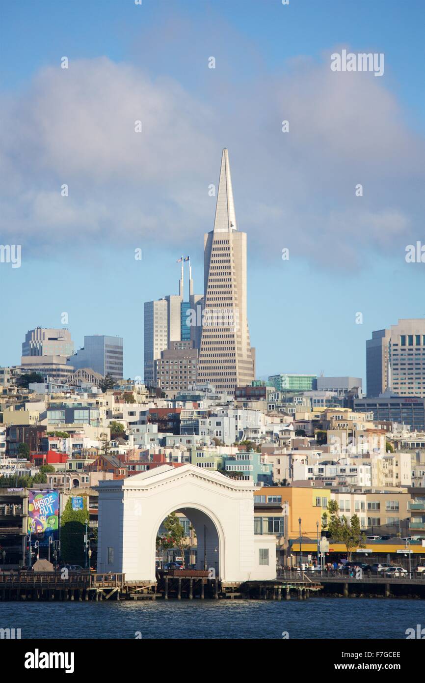 Il Fisherman's Wharf di San Francisco vista dall'acqua su un bel pomeriggio. Foto Stock