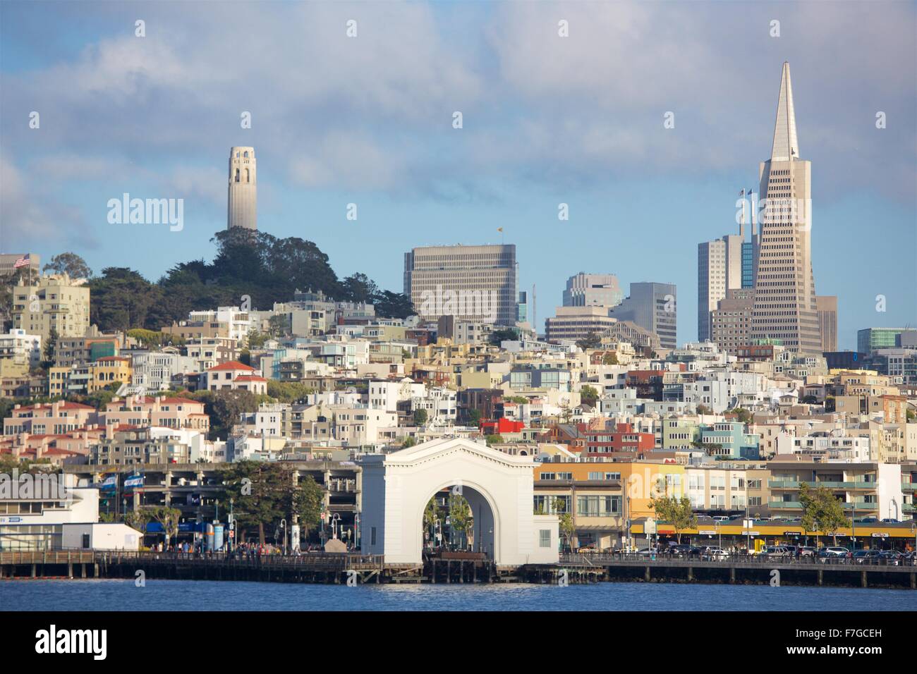 Il Fisherman's Wharf di San Francisco vista dall'acqua su un bel pomeriggio. Foto Stock