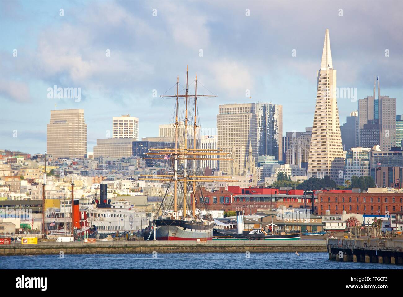 Il Fisherman's Wharf di San Francisco vista dall'acqua su un bel pomeriggio. Foto Stock