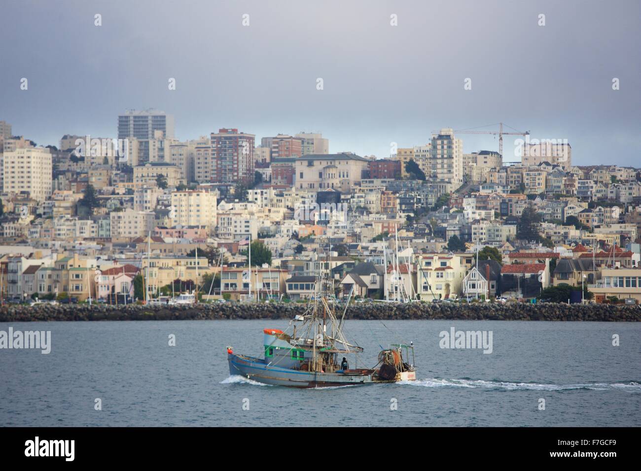 A San Francisco la pesca in barca di fronte al quartiere Marina sulla Baia di San Francisco Foto Stock
