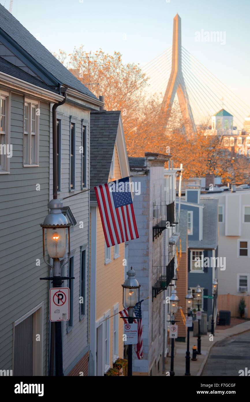 Sunrise vista di Boston dalla Charlestown, Massachusetts in autunno lungo il sentiero della libertà Foto Stock