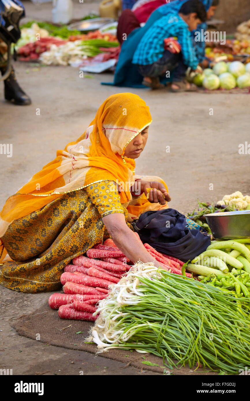 Jaisalmer street scene con india donna indù in sari vendere verdure sul mercato di strada, Jaisalmer, India Foto Stock
