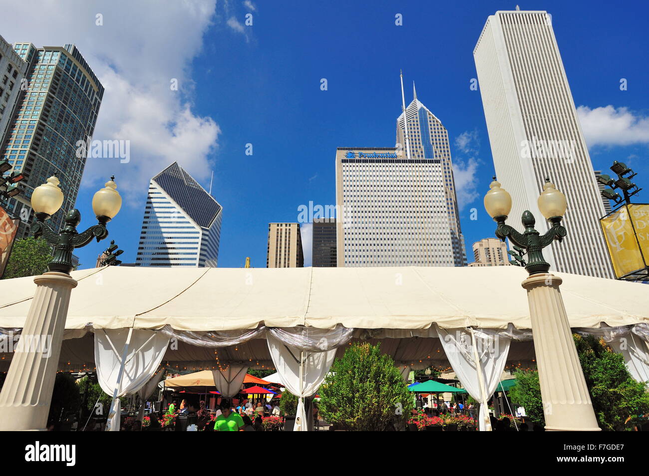 Molti degli edifici all'interno di Chicago North Loop skyline salire al di là di un padiglione in Millennium Park. Chicago, Illinois, Stati Uniti d'America. Foto Stock Molti degli edifici all'interno di Chicago North Loop skyline salire al di là di un padiglione in Millennium Park. Chicago, Illinois, Stati Uniti d'America. Foto Stock