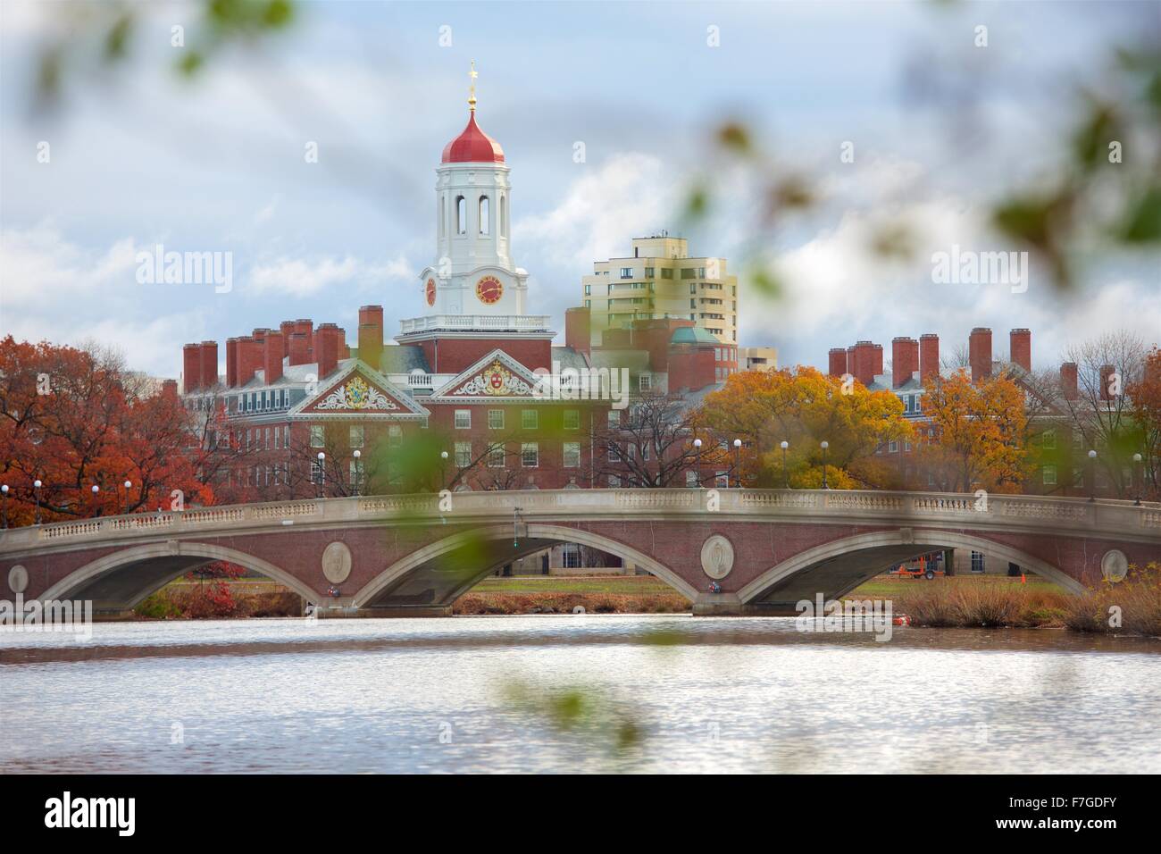Bella giornata d'Autunno lungo il Fiume Charles presso la Harvard University di Cambridge, Massachusetts Foto Stock