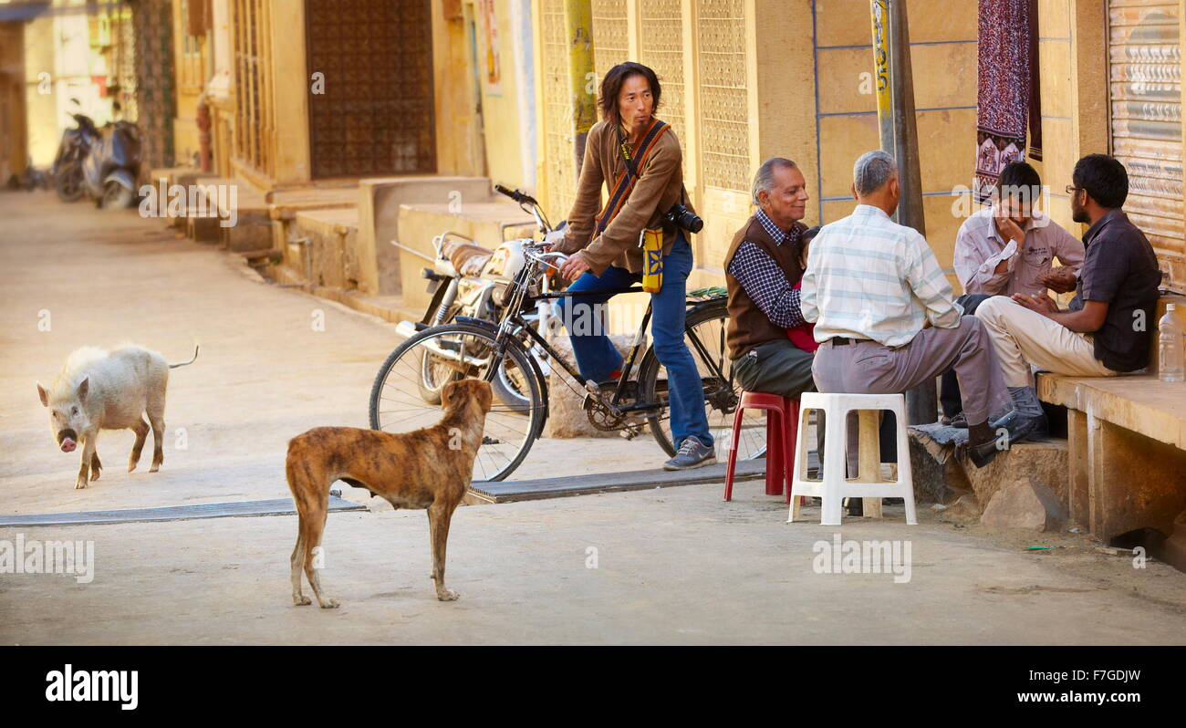 Jaisalmer scena di strada - india uomini giocando a carte sulla strada, Jaisalmer, stato del Rajasthan, India Foto Stock