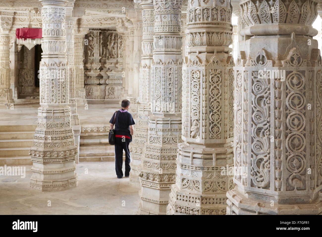 Scolpito pilastri di marmo bianco nel tempio Jain, Ranakpur, Rajasthan, India Foto Stock